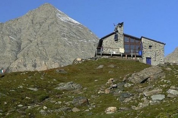 Lavori per l'apertura del rifugio Tazzetti 2642m