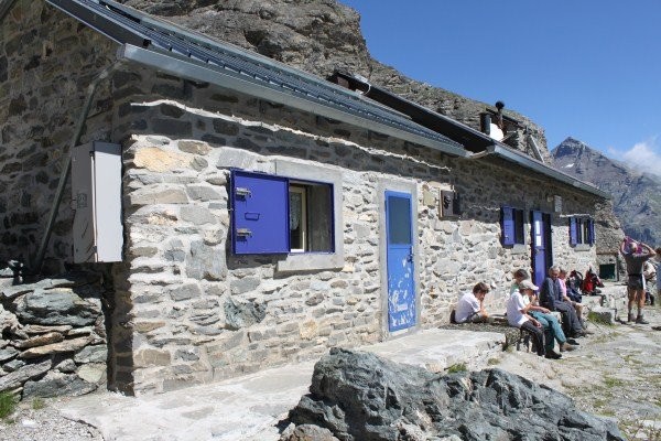 Lavori per l'apertura del rifugio Tazzetti 2642m