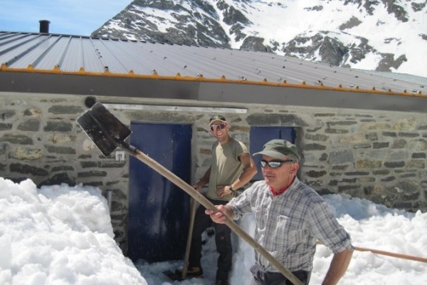 Lavori per l'apertura del rifugio Tazzetti 2642 m.