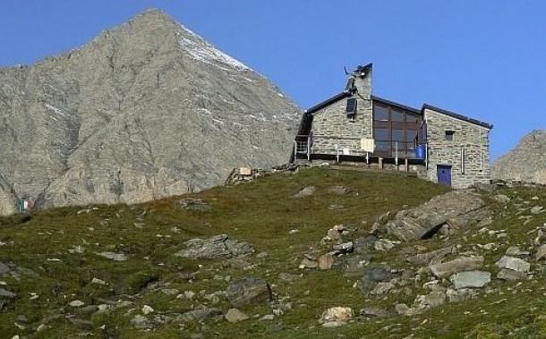 Lavori per l'apertura del rifugio Tazzetti 2642m